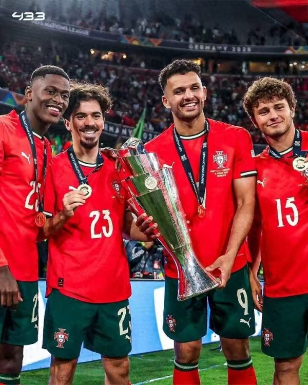 Paris Bồ Đào Nha Gang bốn người, đánh 7 chiếc Trophys trong một mùa giải, giành được 5 chức vô địch