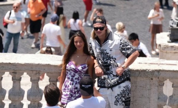 Sun: Haaland và bạn gái Isabel đang đi nghỉ ở Rome và chụp ảnh với một số người qua đường