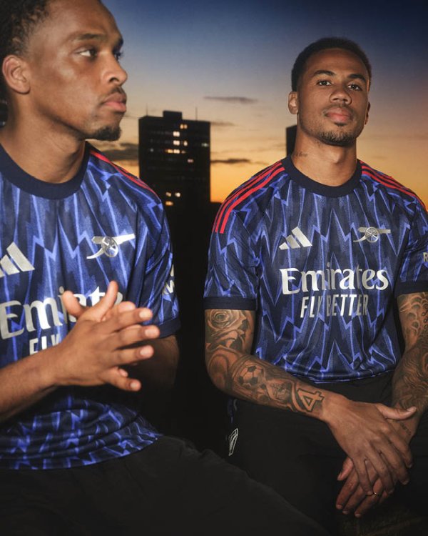 Arsenal đã phát hành một chiếc áo sân khách 25/26, mang đến sự tôn vinh lấy cảm hứng từ sét đến nhữn