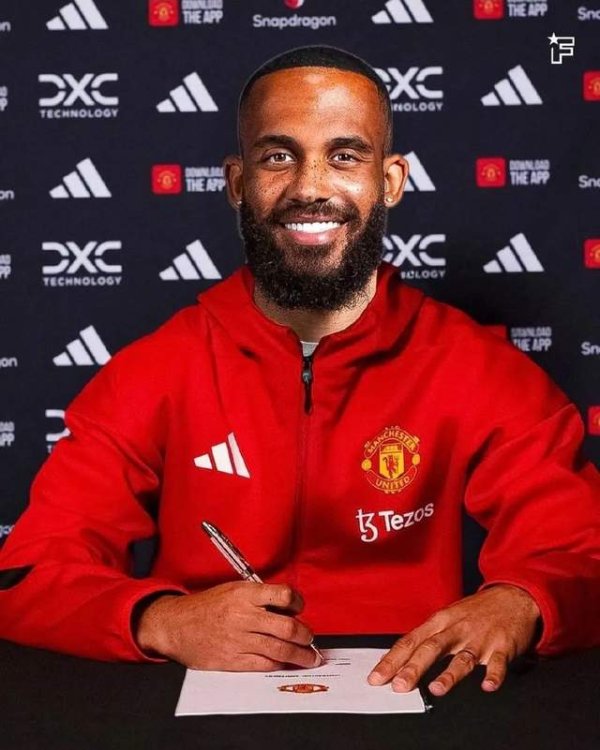 Mbemo đã ký hợp đồng với Manchester United thông qua một cuộc kiểm tra thể chất và đưa vào chiếc áo 